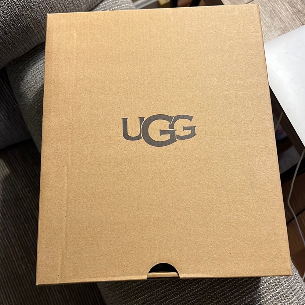 Ugh Womens ultra mini BRAND NEW IN BOX. NEVER WORN. Size 6 US 4 UK
